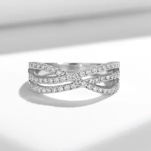 Detailopname van een 925 zilveren kruisring met schitterende moissanite steentjes
