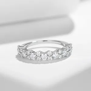 Detalle macro de un anillo de plata S925 con brillantes moissanitas