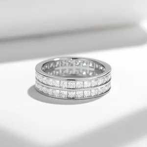 Primer plano de anillo eternity de lujo con doble fila de moissanita corte princesa plata S925