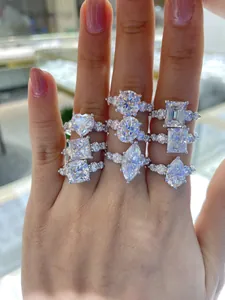 Nahaufnahme von 3ct Moissanit-Ringen in verschiedenen Formen wie Herz- und Smaragdschliff