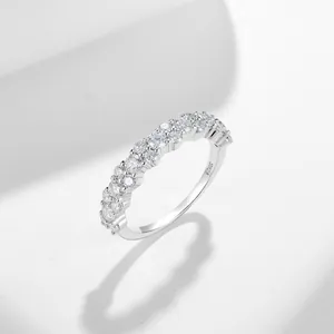 Primer plano de un anillo de plata esterlina S925 con piedras de moissanita brillantes