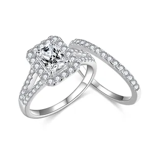 Elegante conjunto de anillos de compromiso de moissanita con baño de oro blanco 18k