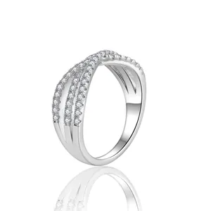 Elegante ring van 925 zilver met drie rijen fonkelende moissanite in een kruisontwerp.