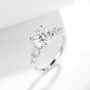 Detail eines 3-Karat-Moissanit-Verlobungsrings aus S925-Silber mit 18 Karat Gold.