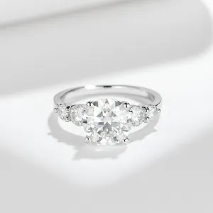 Exquisite Nahaufnahme eines 3-Karat-Moissanit-Verlobungsrings aus Sterlingsilber
