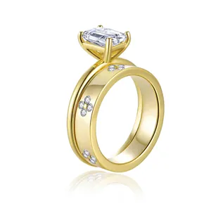 Conjunto de anillos de boda de moissanita corte esmeralda y trébol en plata bañada oro