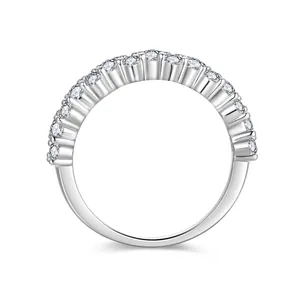 Elegante anillo de eternidad en plata S925 con piedras de moissanita sobre fondo blanco