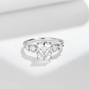 Detailansicht eines 3-Karat-Oval-Moissanit-Rings mit Seitensteinen auf weiß.