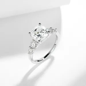 Makro-Detail eines 3-Karat-Moissanit-Rings aus S925-Silber im Kissenschliff