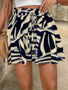 Detailansicht der Damen-Shorts mit abstraktem Print und Kordelzug für den Strand