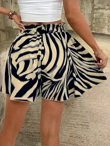 Rückansicht stylischer Wide-Leg-Shorts mit Zebramuster und hohem Faltenbund
