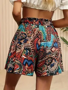 Rückansicht einer bunt bedruckten Weitbein-Shorts mit geraffter hoher Taille Stoff