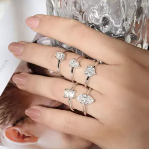 Elegante vista macro de anillos de moissanita con cortes de corazón, óvalo y pera