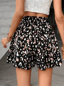 Rückansicht einer hoch taillierten Skort-Shorts mit Leopardenmuster in Schwarz.