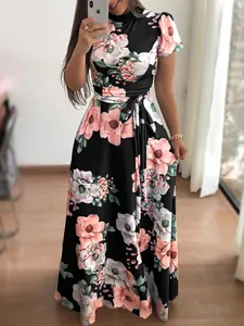 Detailansicht eines eleganten Maxikleids mit Blumenmuster, Stehkragen und Bindegürtel