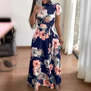 Elegantes marineblaues Maxikleid mit rosa Blumendruck, kurzen Ärmeln und Taillengürtel