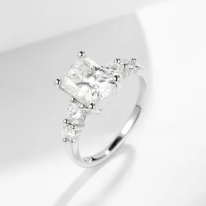 Detailaufnahme eines eleganten 3 Karat Moissanit-Verlobungsrings aus S925 Sterlingsilber