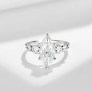 Makroaufnahme eines 3-Karat-Ringes mit Moissanit-Marquise-Schliff aus S925 Silber.