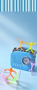 Primer plano de figuras magnéticas de colores sobre una radio de juguete azul vivo