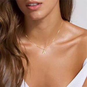 Primo piano di un'elegante collana dorata con un ciondolo a forma di lettera A da donna