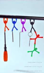 Vista detallada de hombrecitos magnéticos de colores sosteniendo herramientas