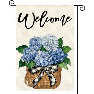 Nahaufnahme der rustikalen Gartenfahne mit blauen Hortensien und Welcome-Schriftzug