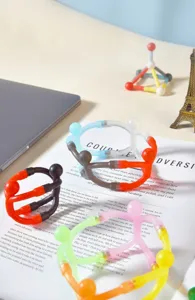Vista detallada de figuritas magnéticas de colores conectadas para aliviar el estrés.