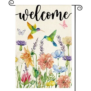 Detailaufnahme der Frühlingsgarten-Flagge mit Kolibris, bunten Blumen und Welcome