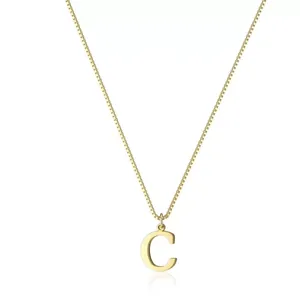 Collana con catena box dorata e ciondolo con iniziale lettera C dal design minimal