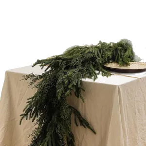Realistische kunstmatige Norfolk dennen slinger voor kersttafeldecoraties in huis