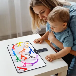 Figuras magnéticas de colores para niños y alivio del estrés en una pizarra blanca