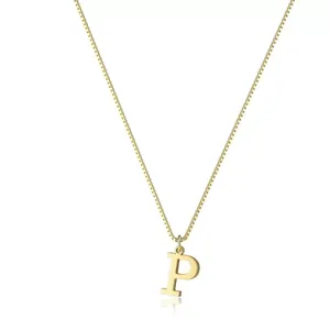 Elegante collana a catena dorata con un ciondolo a lettera P lucido per donna.