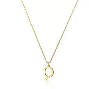 Elegante collana dorata con un ciondolo a forma di lettera Q dalla finitura lucida