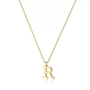 Elegante collana dorata con un ciondolo a lettera R minimalista su una catena a scatola
