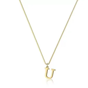 Elegante collana placcata in oro con un ciondolo a lettera U minimalista su una catena a scatola