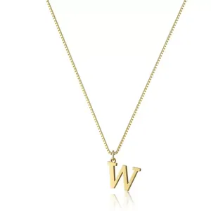Elegante collana dorata con ciondolo a lettera W lucido su una classica catena veneziana
