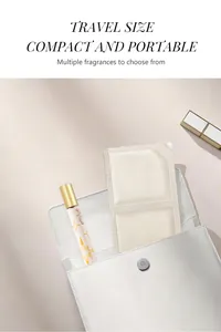 Détail montrant le parfum en tube de 35ml format voyage dans un sac à main élégant