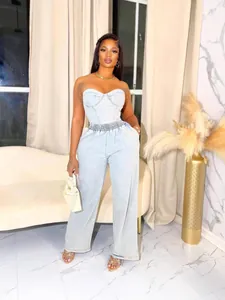 Zweiteiliges Denim-Set mit trägerlosem Korsett-Top und weit geschnittener Hose am Model.