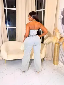 Rückansicht eines stilvollen hellblauen Jeans-Zweiteilers mit trägerlosem Top.