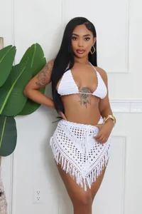Elegante set due pezzi in crochet bianco fatto a mano con gonna a frange sottile.
