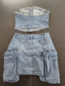 Λεπτομερής διάταξη ρετρό σετ denim με στράπλες μπλούζα και φούστα cargo σε μπλε