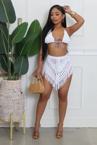 Vista dettagliata del set bikini all'uncinetto bianco e gonna con frange per donna
