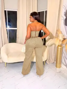 Rückansicht eines trendigen Denim-Zweiteilers mit Tube-Top und modischer weiter Hose