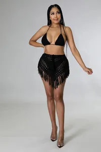 Dettaglio di un set a due pezzi nero all'uncinetto con frange e design traforato.