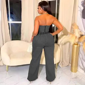 Rückansicht eines schicken zweiteiligen Sets aus gewaschenem schwarzem Denim mit Tube-Top.