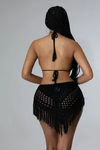 Vista posteriore dettagliata di un sexy set in crochet nero fatto a mano con lunghe frange