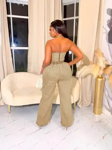 Modisches zweiteiliges Set aus khakifarbenem Denim mit trägerlosem Top und weiter Hose