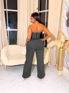 Schickes graues Denim-Zweiteiler-Set mit trägerlosem Crop-Top und Hose mit weitem Bein.
