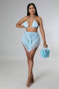 Dettaglio del set bikini a uncinetto azzurro con gonna a frange e ricamo traforato