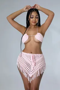 Dettaglio del set bikini rosa all'uncinetto fatto a mano con frange molto eleganti